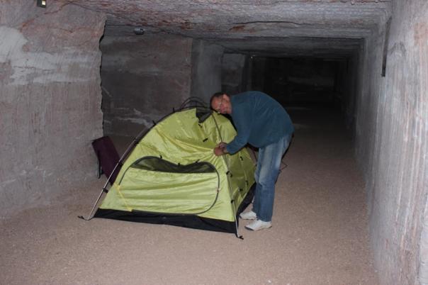 Zeltaufbau im Untergrund