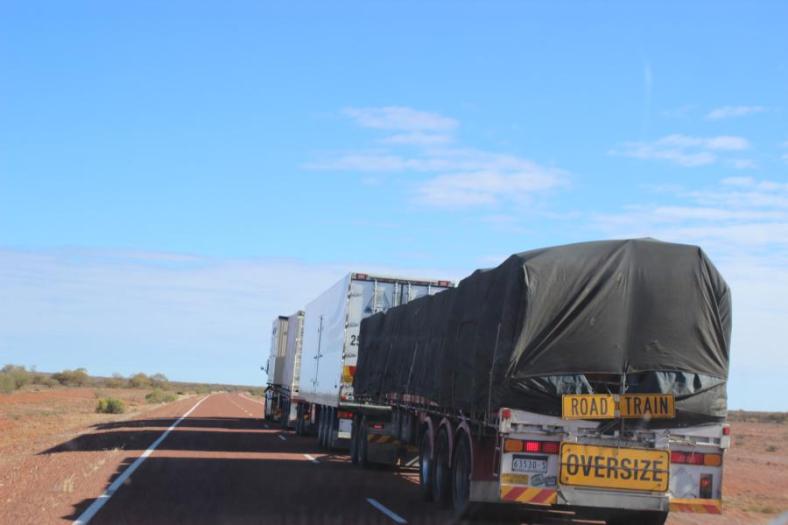 Wow, Roadtrain mit 4 Anhängern überholt uns