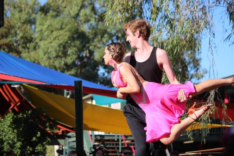 Tanzeinlage während des Rennens