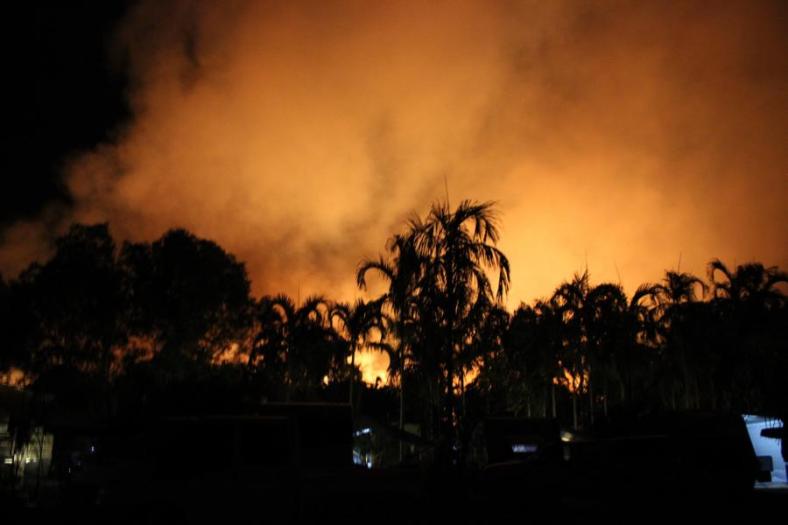 Die Australier kennen da nichts, abends kontrolliertes Buschfeuer am Campingplatz