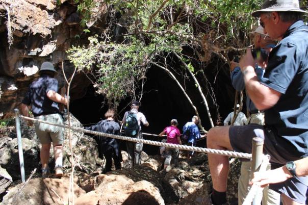 Abstieg in den Lava Tube
