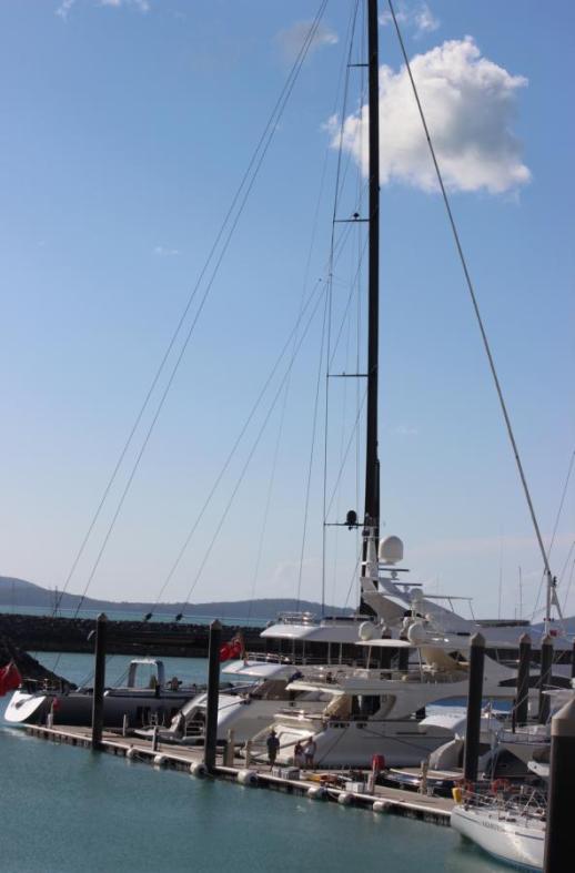 Arlie Beach, Thomas inspiziert die Yachten