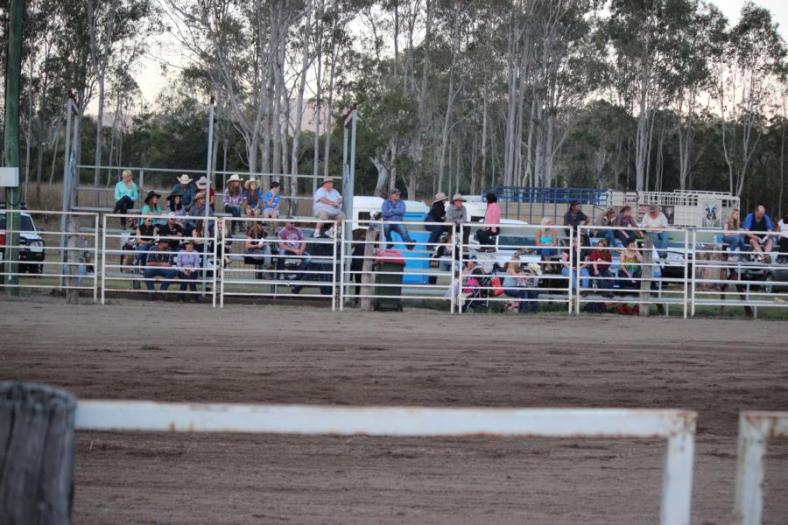 Die Zuschauermenge füllt sich