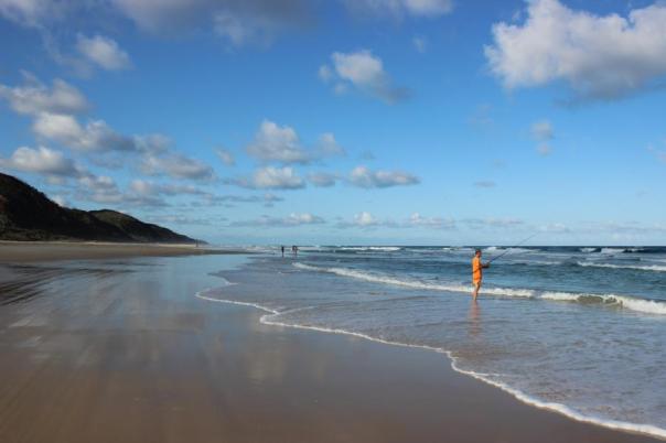 Thomas ist natürlich mit seiner Angel am Strand, Fraser Island