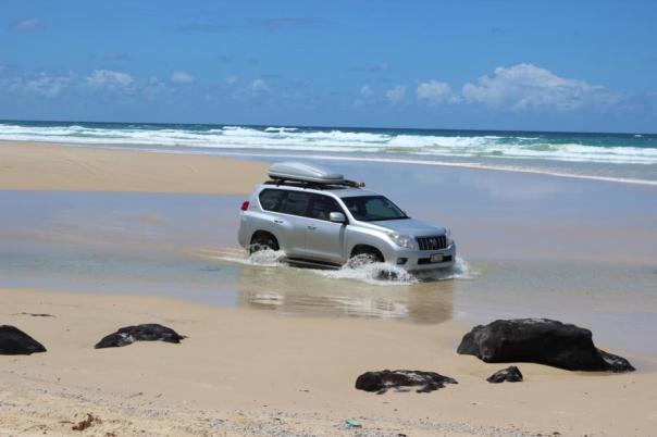 Flussdurchquerung bei Mündung ins Meer, Fraser Island