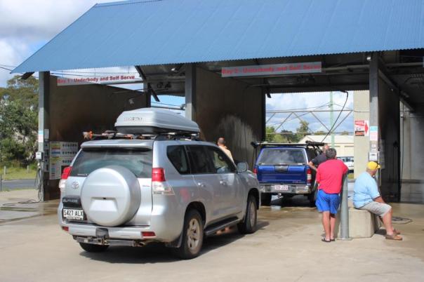 Bruce hat eine Dusche und Unterbodenwäsche verdient