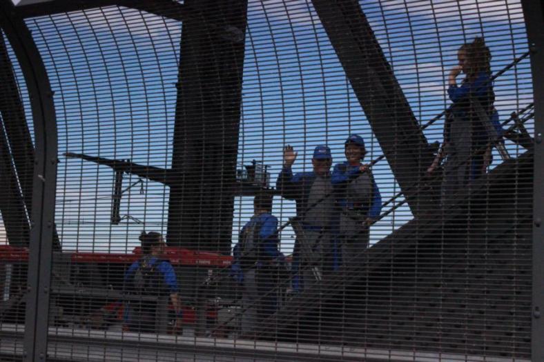 Letzter Gruß und es geht ab in die Höhe, Harbour Bridge, Sydney
