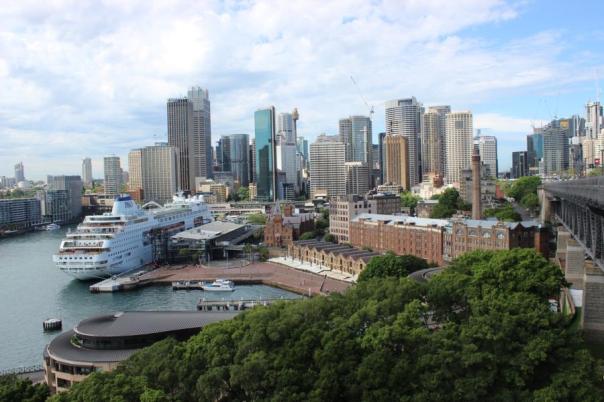 Blick auf Circular Quay wird verdeckt durch Luxusliner, rechts sind The Rocks