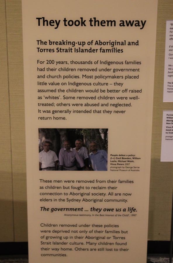 Aboriginal Kinder wurden den Eltern weggenommen, um bei Weißen BESSER erzogen zu werden, National Museum, Canberra