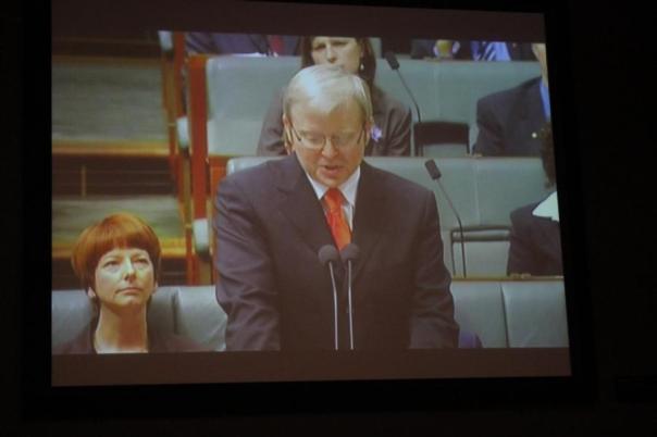 Erst 2008 entschuldigt sich Prime Minister Kevin Rudd für die Gräueltaten an den Aborigines, Foto stammt aus gezeigtem Video, National Museum Canberra