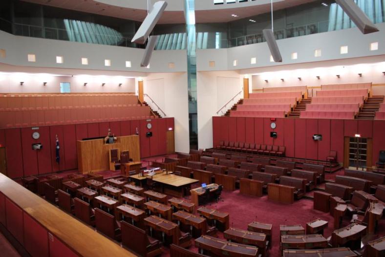 Hier geht es zur Sache, es gibt auch noch einen blauen Sitzungssaal, Parliament, Canberra