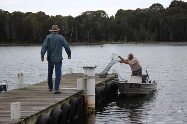 Wir bekommen einen leckeren Fisch von unserem Campingnachbarn, Walloga Lake, Campingplatz