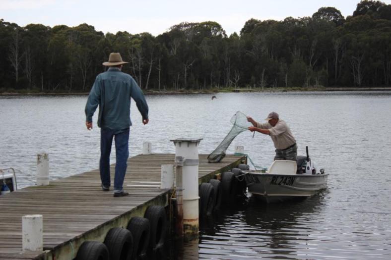Wir bekommen einen leckeren Fisch von unserem Campingnachbarn Walloga Lake, Campingplatz