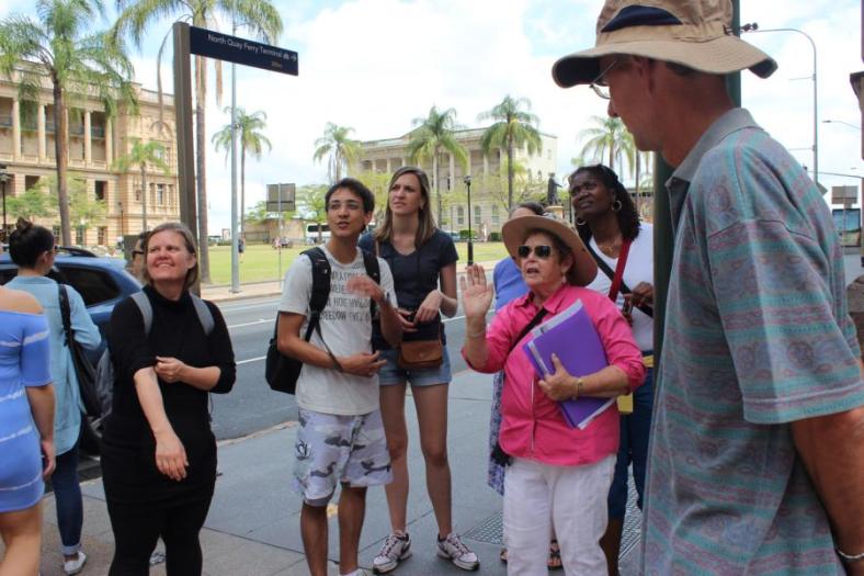 Internationale Truppe bei der Stadtführung, Brisbane