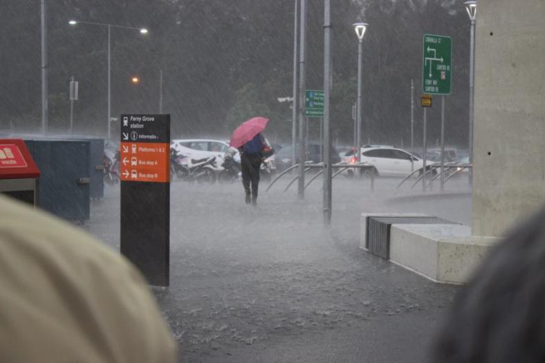 Starkregen an der Bahnstation, unserem Endziel zum Campingplatz, Brisbane