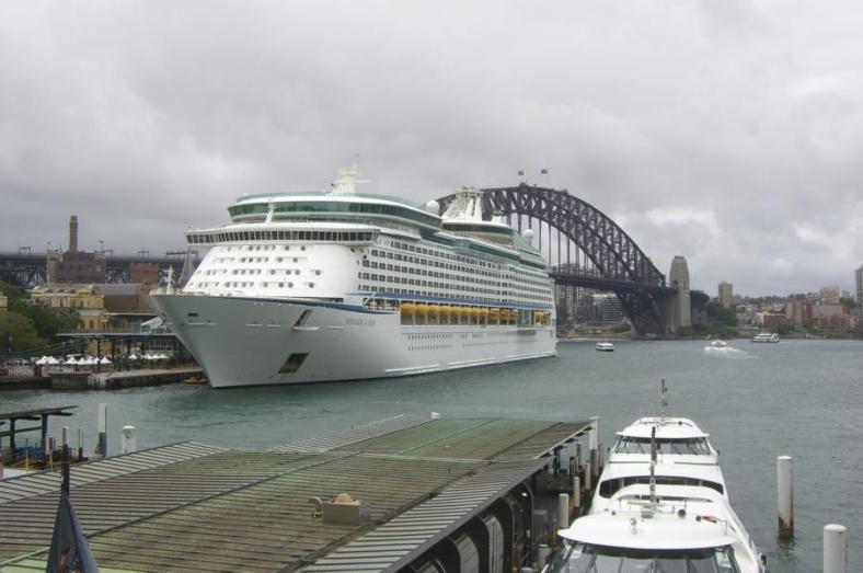 Luxusliner im Hafen vom Circular Quay