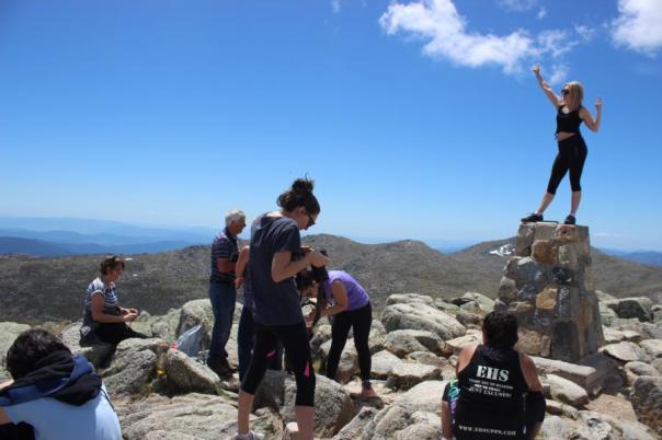 Wenn schon kein Gipfelkreuz, dann macht man sich selbst zu Einem, Kosciuszko National Park
