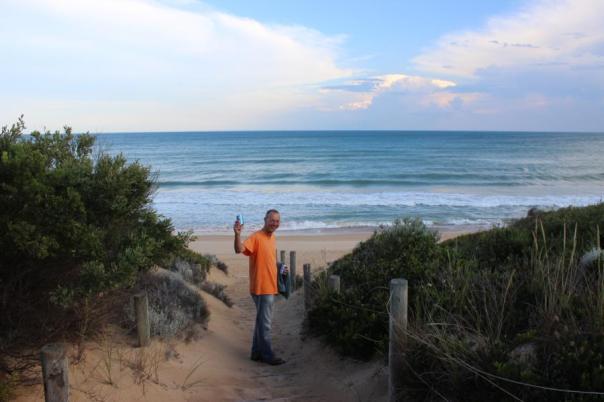Gut gelaunt geht es zum Bierchen am Strand
