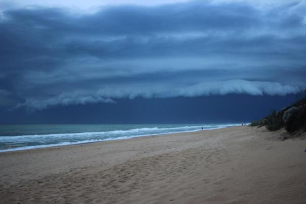 Das Bier ist noch gar nicht ganz getrunken, da kommt es aber schwarz, wir flüchten zum Zelt