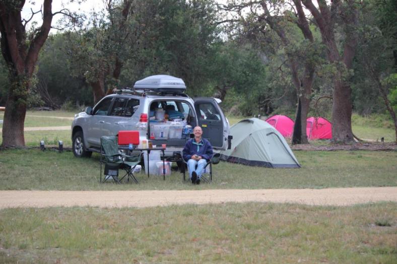 4 Mädels zelten hinter uns, man erkennt es an den pinkparbenen Zelten