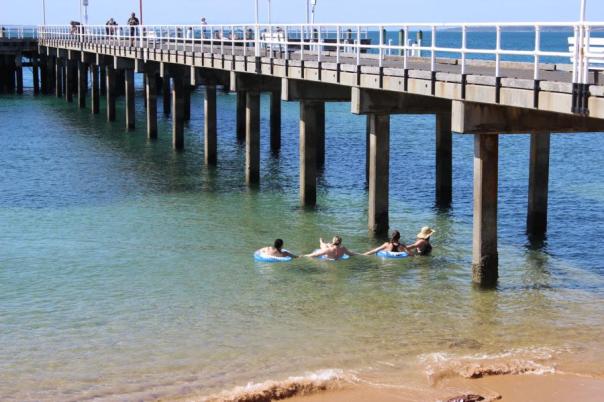 Die 4 Mädels haben mit kleinen Dingen Spaß, Cowes, Phillip Island