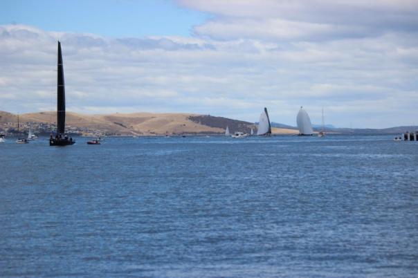 Immer mehr Segelschiffe kommen an, Hobart
