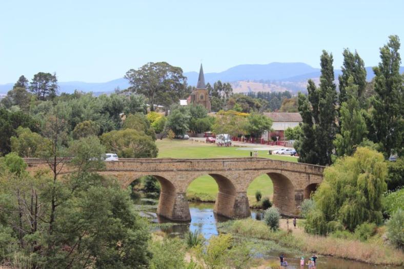 Richmond Bridge, älteste Brücke Australiens, 1823 fertiggestellt, im Hintergrund Catholic Church, auch im frühen 18. Jahrhundert erbaut