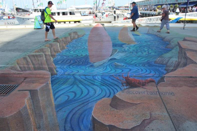 Ob er ins Wasser fällt... , tolle Straßenmalerei in Hobart