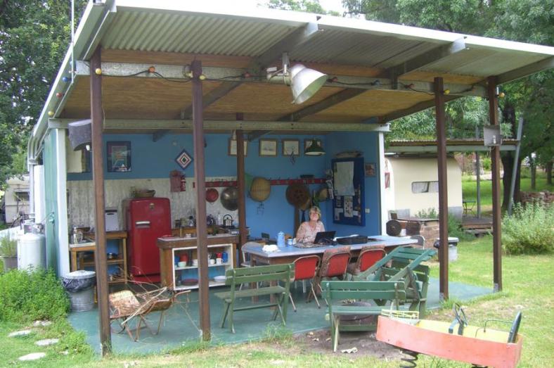 In dieser tollen Retroküche am Campingplatz in Nowa Nowa sind wir wieder online