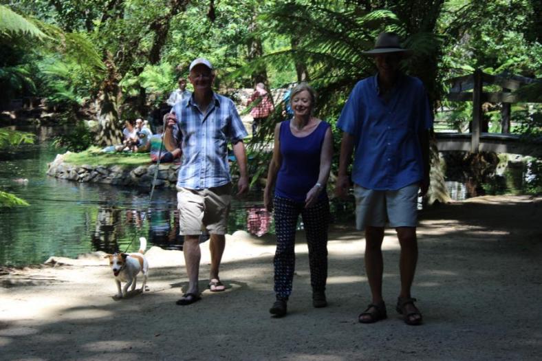 Spaziergang beim Besuch von Sue und Brian mit Rex, östlich von Melbourne