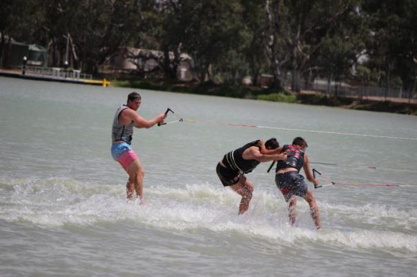 Versuch Wasserpflanzen in den Kragen zu stecken, hat geklappt, und die Jungs gehen oft Baden, Hopetoun