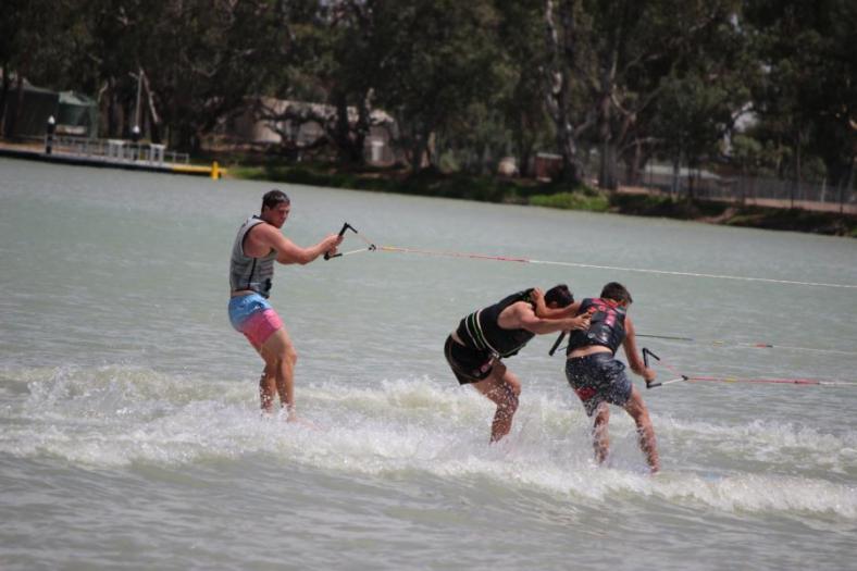 Versuch Wasserpfanzen in den Kragen zu stecken, hat geklappt, und die Jungs gehen oft Baden, Hopetoun