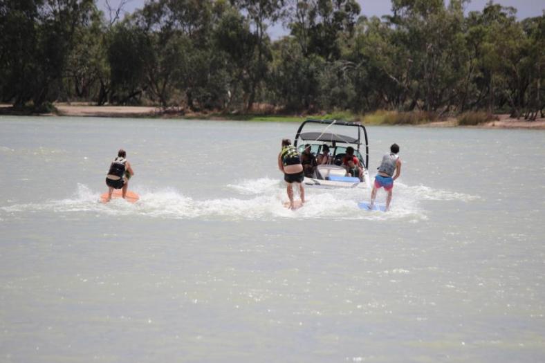 Die Jungs im Boot haben auch ihren Spass, Hopetoun