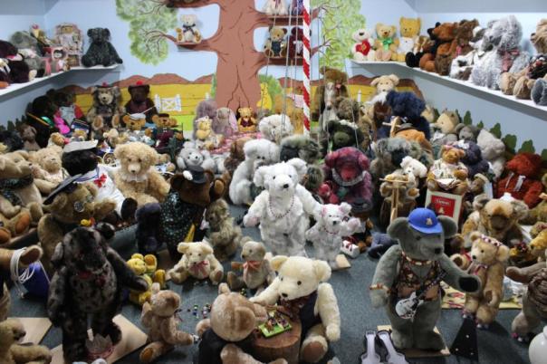 Teddy Bears, Whites's Mineral Art & Living Museum
