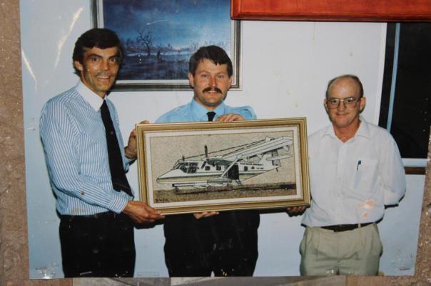 Bushy White (rechts) hat ein Bild für die Royal Flying Doctors of Australia gemacht, da war er noch wesentlich jünger, Whites's Mineral Art & Living Museum