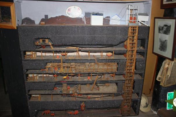 Eindrucksvolle Bergwerksmodelle gebaut von Bushy's Bruder, Whites's Mineral Art & Living Museum