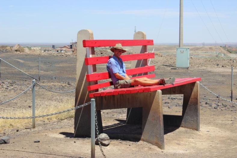 Die Bank ist wohl ein bischen groß für Thomas, Broken Hill
