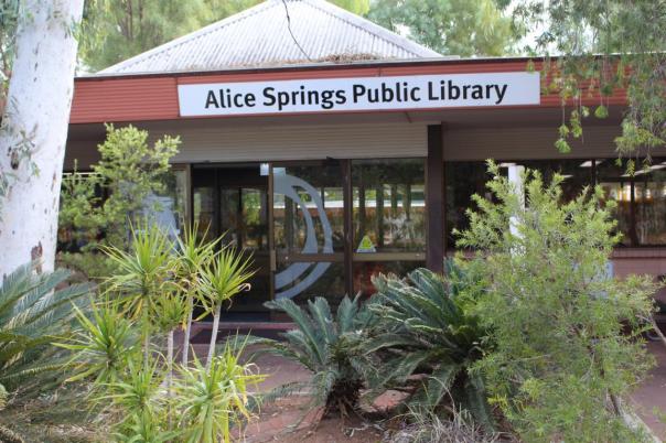 Herzliche Grüße aus der Library in Alice von Susi und Thomas