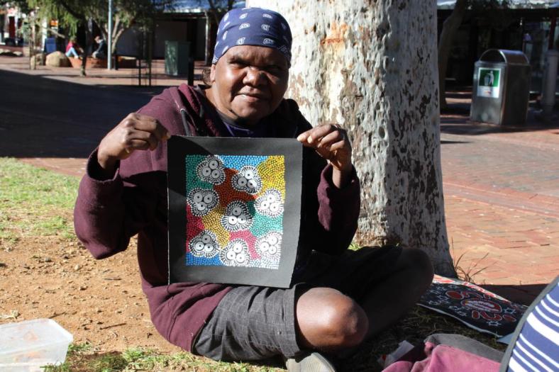 Regina verkauf ihre Malereien, Alice Springs