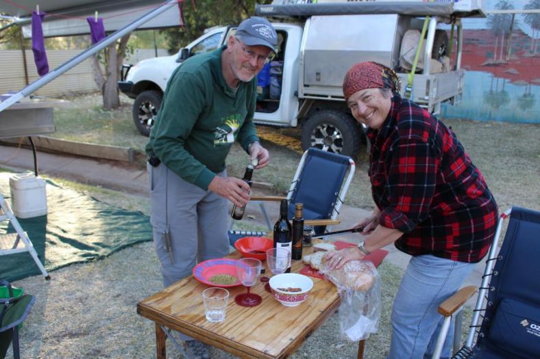 Narelle und Peter am CP in Alice, bereiten leckere Appetizer für uns vor