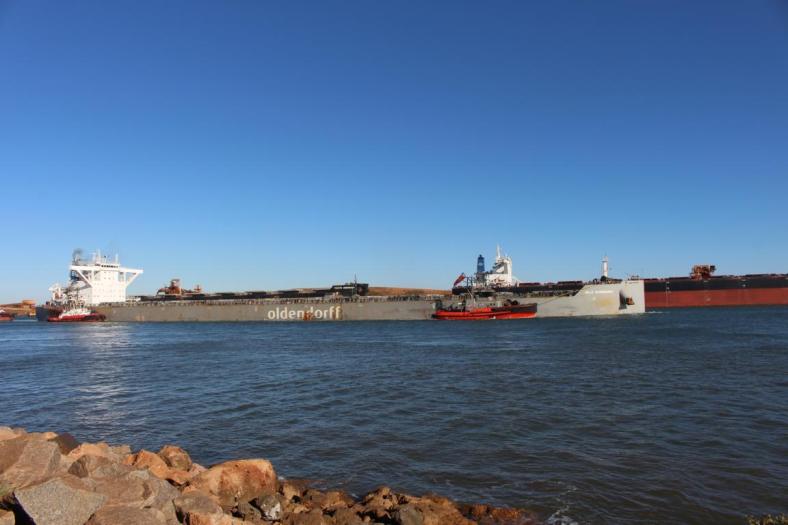Ein mit Eisenerz beladenes Schiff verlässt den Hafen von Port Hedland
