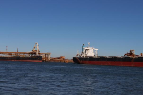 Beladung der Schiffe mit Eisenerz