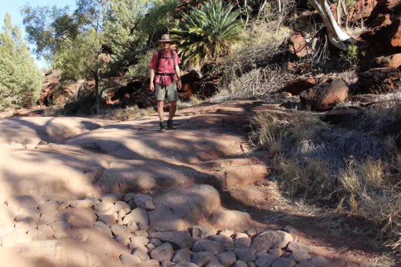 Nein, das ist kein Wanderweg. Das ist die Strasse.