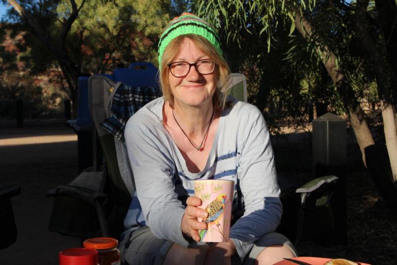 Susi mit schicker Beanie, Campingplatz, Finke Gorge NP
