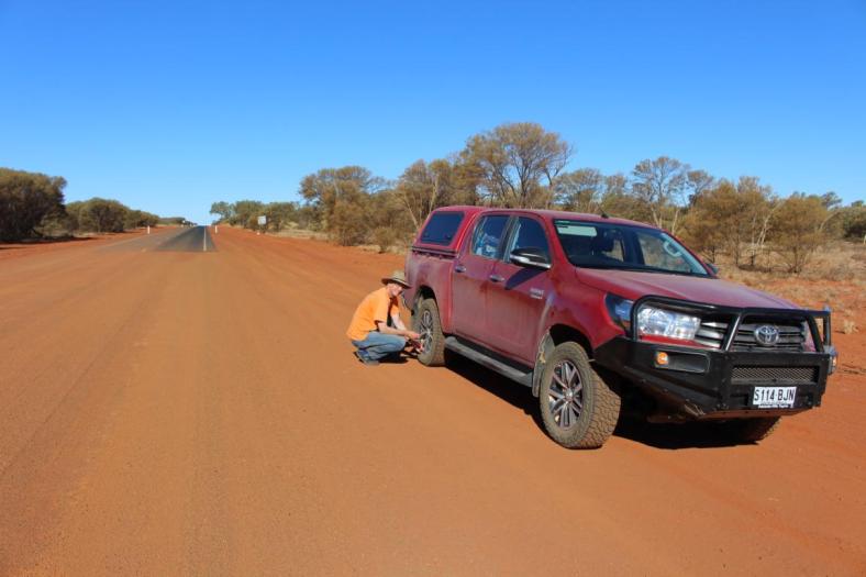Wir verlassen die Teerstraße, Blue wird für die Great Central Road vorbereitet