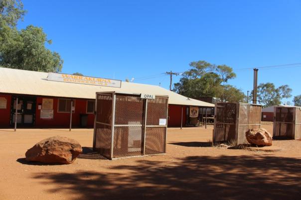 Gesicherte Zapfsäulen am Warrakurna Roadhouse, Great Central Road