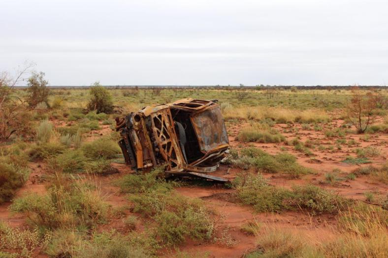 Zahlreiche Autowracks säumen den Straßenrand, Great Central Road