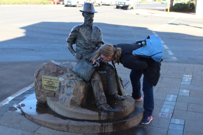 Patrick Hannan, der erste Goldgräber inPatrick Hannan, der 1893 Gold in diesem Gebiet gefunden hat, wird als Wasserspender genutzt