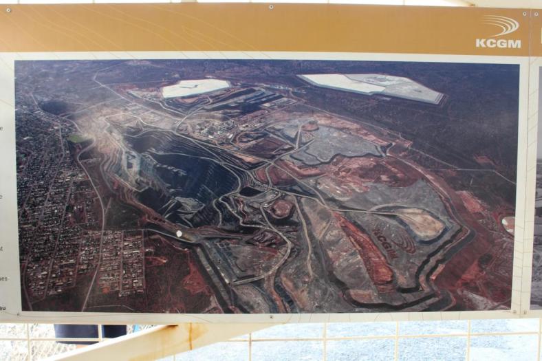 Super Pit im Vergleich zu der Stadt Kalgoorlie