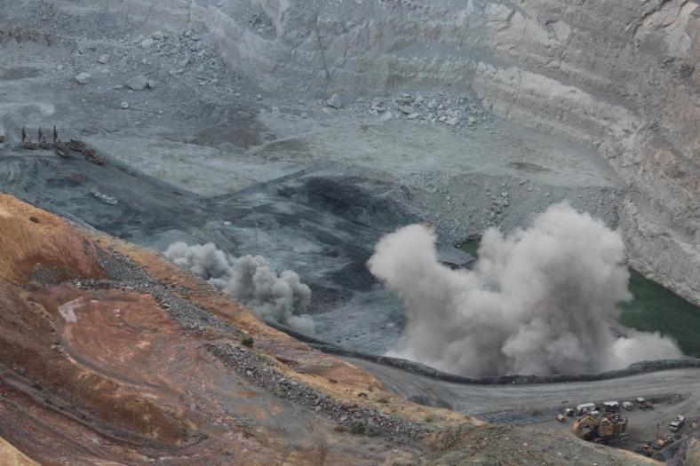 Sprengungen (Blow) in der Mine